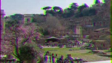 Roma, Italya-20 Şubat, 2015: Roman Forum. Roma, Italya Insanlar eski harabelere doğru yürür. Glitch etkisi. 