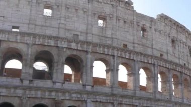 Aksaklık etkisi. Colosseum. Roma, Italya-20 Şubat 2015: Antik Roma 'nın eski dünyanın en büyük yapılarından biri olan Flavian Amphitheatre mimari anıtı. Video. UltraHD (4k)