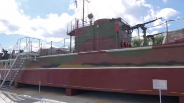 Aksaklık etkisi. Model zırhlı tekneler MBK proje 161. Pyshma, Ekaterinburg, Rusya-16 Ağustos 2015 askeri ekipman Müzesi ' Urallar savaş Glory '. Video. UltraHD (4k)