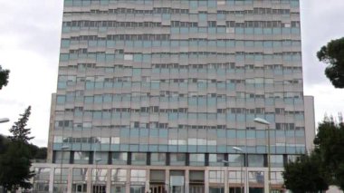 Aksaklık etkisi. Piazza Guglielmo Marconi 'de ev. EUR bölgesi. Roma, Italya-22 Şubat 2015: çoğu Roma bölgesinde değil. EUR şehrin güney kesiminde yer almaktadır. Video. UltraHD (4k)