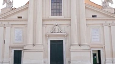 Aksaklık etkisi. Chiesa di San Rocco All 'Augusteo. Roma, Italya. Video. UltraHD (4k)