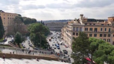 Aksaklık etkisi. Cordonata ve Piazza d 'Aracoeli. Roma, Italya. Video. UltraHD (4k)