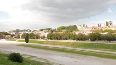 Aksaklık etkisi. Circo Massimo, güneşli bir akşam. Roma, Italya. Video. UltraHD (4k)
