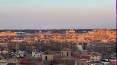 Aksaklık etkisi. Roma 'da güneşin içinde. Passeggiata del Gianicolo 'dan manzara. Roma, Italya. Video. UltraHD (4k)