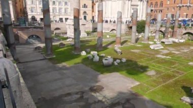 Aksaklık etkisi. Piazza Foro Traiano, Roma, Italya. Video. UltraHD (4k)