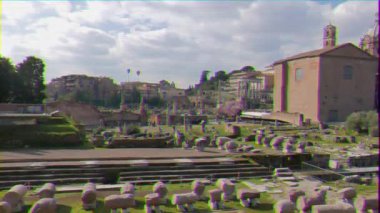 Aksaklık etkisi. Roman Forumu. Bulutlu bir gün. Roma, Italya. Video. UltraHD (4k)