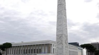 Aksaklık etkisi. Obelisco di Marconi-22 Şubat 2015:45 m yüksek, 1959 yılında inşa edilmiştir. Video. UltraHD (4k)