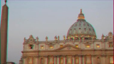 Aksaklık etkisi. Aziz Petrus Bazilikası, Güneşin doğuşundan önce. Vatikan, Roma, Italya. Video. UltraHD (4k)