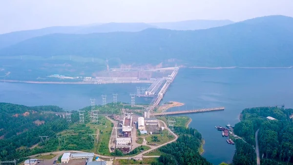 Centrale idroelettrica di Krasnoyarsk sul fiume Yenisei. Russia, da Dron — Foto Stock