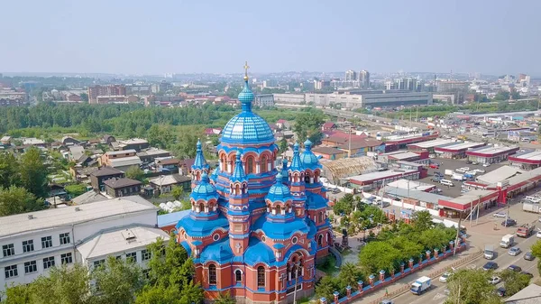 Rusia, Irkutsk. Iglesia del Icono de la Madre de Dios de Kazán en Craft Sloboda. Iglesia ortodoxa, Iglesia protestante, Desde Dron —  Fotos de Stock
