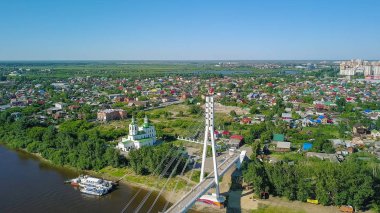 Tyumen şehir, Aşıklar Köprüsü nehir Tura çıkabilir. Rusya, Tyumen, Dron üzerinden 