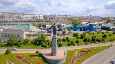Rusya, Ulan-Ude-03 Ağustos 2018: Konuksever Buryatia. Anıt heykel. Drone üzerinden Selenge Nehri'nin kıyısında yüklü 