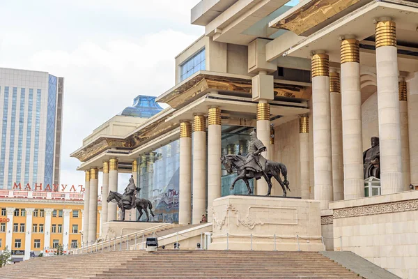 Монголия, Улан-Батор - 08 августа 2018 года: фигуры включены в памятник Чиснг-хану. Национальная историческая галерея — стоковое фото
