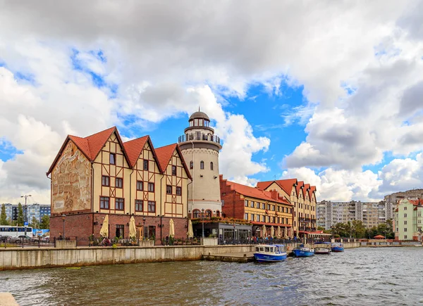 Rússia, Kaliningrado - 22 de setembro de 2018: parte central da cidade de Kaliningrado, Embankment of the Fish Village — Fotografia de Stock