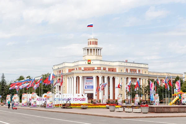 Rusia, Kemerovo - 21 de julio de 2018: Plaza de los Soviets, Administración de la ciudad de Kemerovo. Ayuntamiento — Foto de Stock