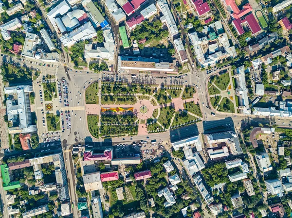 Centro de la ciudad. Área gráfica Spiransky, Kalininsky y Tikhvin plazas. Vista desde arriba. Foto aérea. Hend sobre tiro —  Fotos de Stock