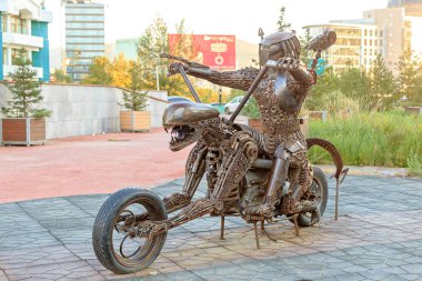 Moğolistan, Ulaanbaatar-08 Ağustos 2018: Predator bir Motorcycl üzerinde