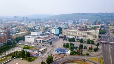 Rusya, Krasnoyarsk - 22 Temmuz 2018: Şehir saat. Tiyatro Meydanı. Krasnoyarsk, Dron üzerinden şehir panoraması 