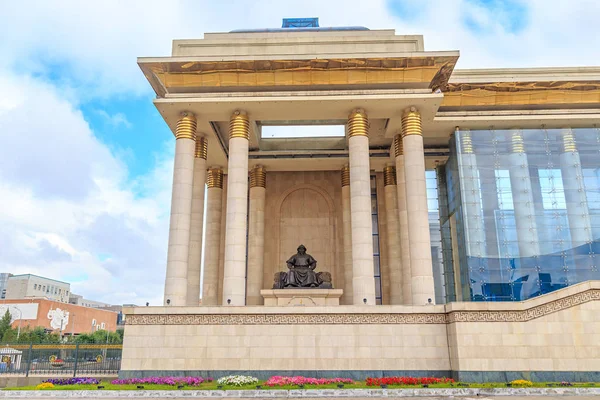 Mongolia, Ulaanbaatar - 08 agosto 2018: figure incluse nel monumento a Chisng Khan. Galleria di storia nazionale — Foto Stock