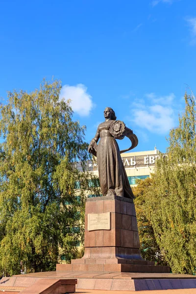 Rusia, Kaliningrado - 25 de septiembre de 2018: El monumento "Madre R — Foto de Stock