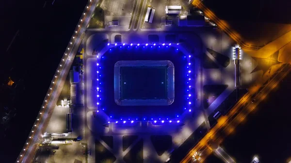 Rússia, Kaliningrado - 20 de setembro de 2018: Estádio noturno aéreo Kaliningrado - estádio de futebol em Kaliningrado, construído em 2018 para os jogos da Copa do Mundo FIFA de 2018, From Drone, HEAD OVER SHOT — Fotografia de Stock