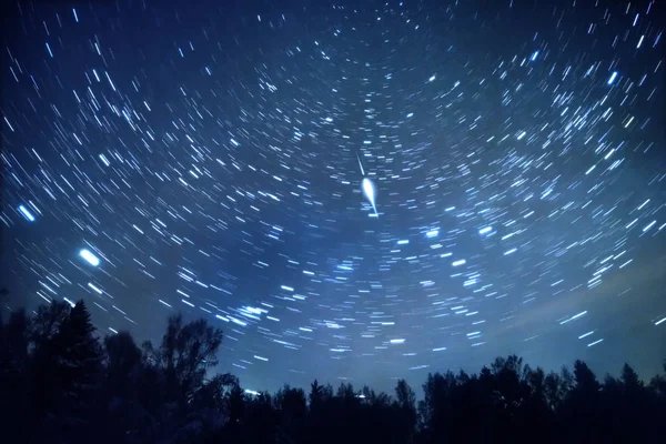 Starry sky revolves around the polar star. Leave traces in the f — Stock Photo, Image