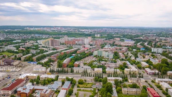 Vista del centro comercial después del incendio. Vaya al panorama de la ciudad. Kemerovo, Rusia, Desde Dron — Foto de Stock