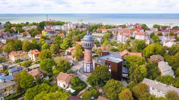 Rusia, Zelenogradsk - 22 de septiembre de 2018: Torre de agua Krantz. La torre de agua de la ciudad fue construida en Kranz en 1904. La altura de la torre es de 40 m. Murarium, Desde Drone —  Fotos de Stock