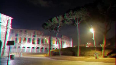 Aksaklık etkisi. Piazza del Colosseo 'daki Konstantin kemeri. Gece. Roma. İtalya. 4k