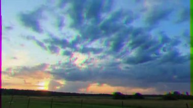 Aksaklık etkisi. Gün batımı ve fırtınalar. Yıldırım parladı. Zaman atlamalı. 4k.