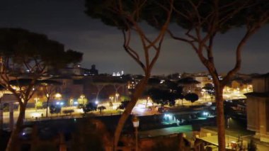Aksaklık etkisi. Capitol Tepesi. Via Dei Fori Imperiali. Gece. Roma, Italya. 4k