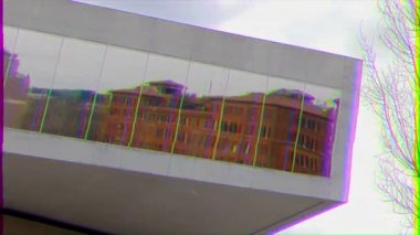 Aksaklık etkisi. Yansıma. Xxi yüzyıl Ulusal Müzesi (Maxxi). Roma, Italya. 4k