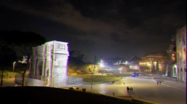 Aksaklık etkisi. Konstantin ve Colosseum kemeri. Gece Roma 'ya. İtalya. 4k