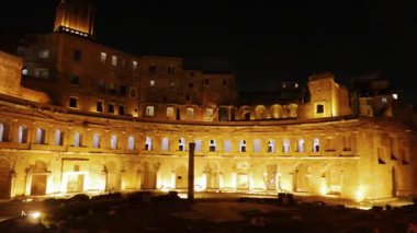 Aksaklık etkisi. Trajan pazarı, Trajan Forumu, gece. Roma, Italya. 4k