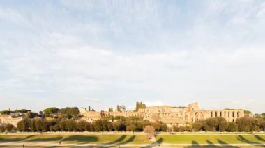 Aksaklık etkisi. Roma, Italya 'da Palatine tepesi Sarayı harabeleri. Günbatımı. Timelapse. 4k