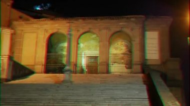 Aksaklık etkisi. Merdivendeki haç. Zoom. Gece. Roma, Italya. 4k