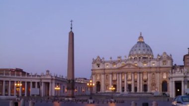 Aksaklık etkisi. Şafak saatinde Aziz Petrus Meydanı, Vatikan, Roma, Italya. Zaman atlamalı. 4k