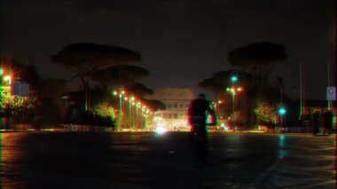 Aksaklık etkisi. Kolezyum 'un Via Dei Fori Imperiale manzarası. Gece Roma, Italya. 4k