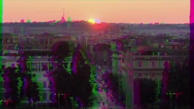 Aksaklık etkisi. Gün batımında Ferdinando di Savoia üzerinden. Zaman atlamalı. Roma, Italya. 4k