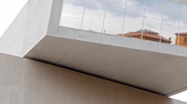 Aksaklık etkisi. Maxxi 'ye giriş. Roma, Italya