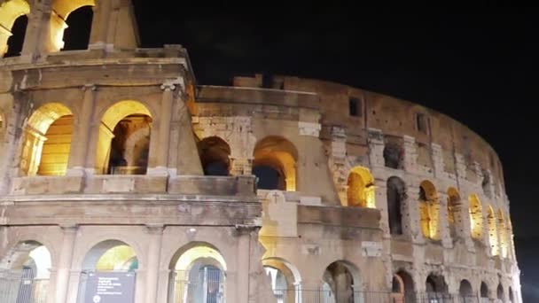 Aksaklık etkisi. Geceleri Colosseum 'un kemerleri. Roma, Italya. 4k — Stok video
