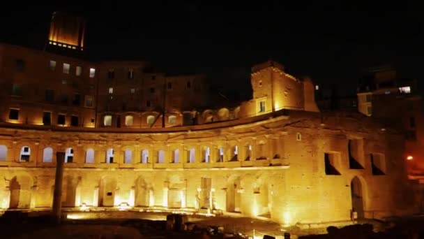 Glitch effect. De ruïnes van de markt van Trajanus, nacht. Rome, Italië. 4k — Stockvideo