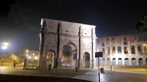 Aksaklık etkisi. Gece Constantine ve Colosseum Arch. Roma. İtalya. 4k — Stok video
