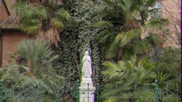 Aksaklık etkisi. Parrocchia Santa Croce 'de heykel. Roma, Italya — Stok video