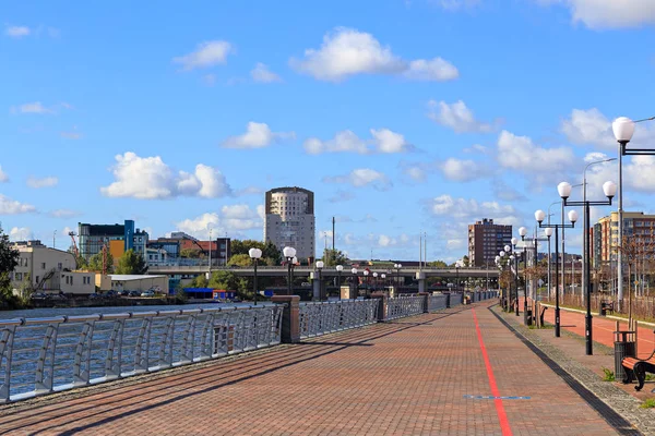 Rusland, Kaliningrad. Dijk van de rivier van de Pregolja. Rode lijn — Stockfoto