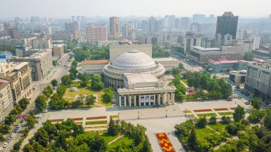 Rusya, Novosibirsk - 19 Temmuz 2018: Novosibirsk Devlet Akademik Tiyatrosu Opera ve Balesi, Dron üzerinden 