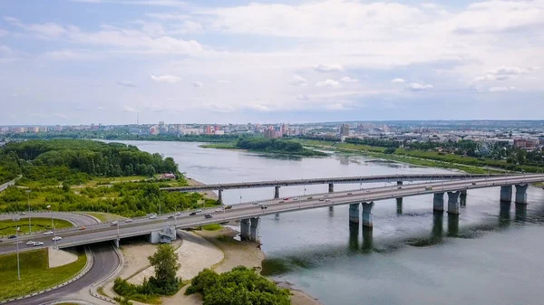 Puente de Kuznetsk sobre el río Tom. Vista panorámica de la ciudad de Kemerovo. Rusia, de Dron —  Fotos de Stock