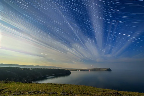 Rússia, Lago Baikal, Ilha Olkhon, Nuvens e estrelas em um moonli — Fotografia de Stock