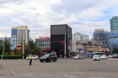 Moğolistan, Ulaanbaatar - 08 Ağustos 2018: Moğol trafik polis arabaları kesiştiği barış Caddesi - cengiz Avenue akışını denetler. Moğolistan'ın başkenti ortasına