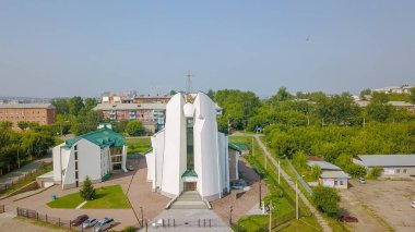 Rusya, Irkutsk - 27 Temmuz 2018: Tanrı'nın annesi tertemiz kalbinde katedral. Katolik Kilisesi, Protestan Kilisesi. Mimari tarzı - yapısalcılık, Dron üzerinden 